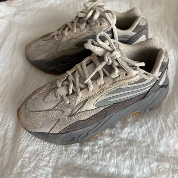 Adidas Yeezy pre-owned Boost 700 sz. 4 Men’s - Picture 3 of 14